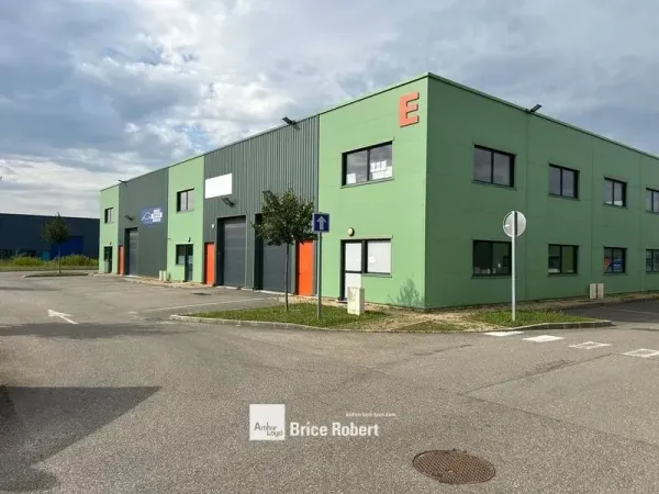 A vendre - Local d'activités avec bureaux climatisés - Civrieux 