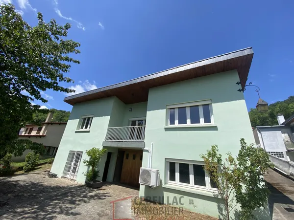 Villa d'archi sur les hauteurs avec des dépendances ! 
