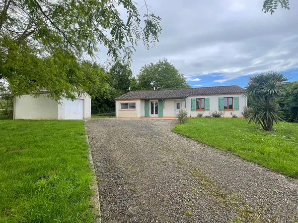 LA SAUVETAT DE SAVERES - Maison à louer de type 4 avec garage et jardin. 