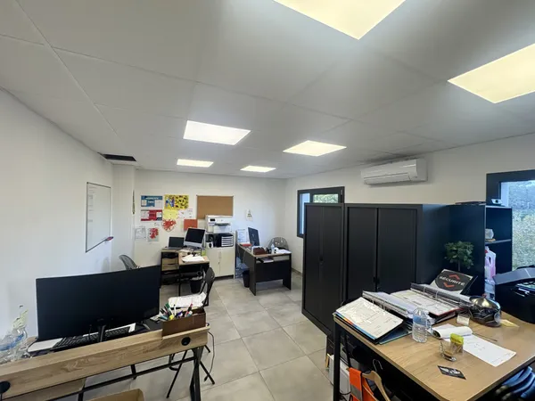 À LOUER Local de 25 m2 Velaux (Z.A.C. de La Verdière) 