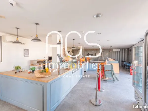 Local commercial 196 m² 