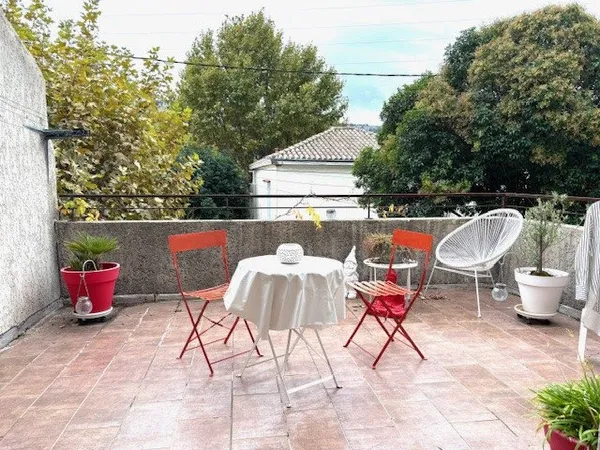 TYPE 3 AVEC TERRASSE / ALLEES DES PAQUERETTES / LA PENNE S/ 