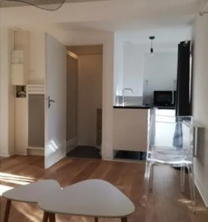Studio idéalement situé en centre ville de La Roche/Yon, à louer meublé 