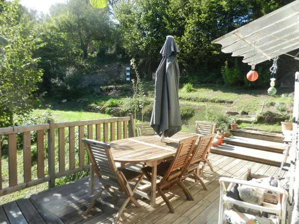 Maison en pierres,, type t9 avec un appartement type T3 (gîte), terrain d'environ 1025 M², villag 