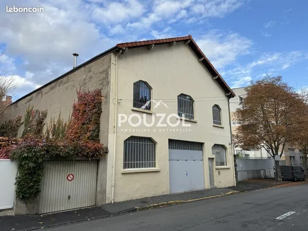 Local d'activité 243 m² 