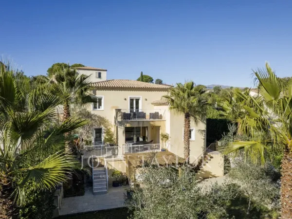 Maison contemporaine à 7 minutes à pied du village de Valbonne 