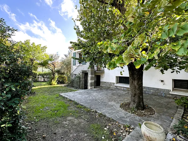 Maison 3 faces de 142 m² sur 368 m² avec jardin, garage et balcon filant 