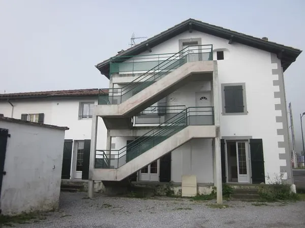 Appartement T2 au 1er étage d'un petit collectif avec par 