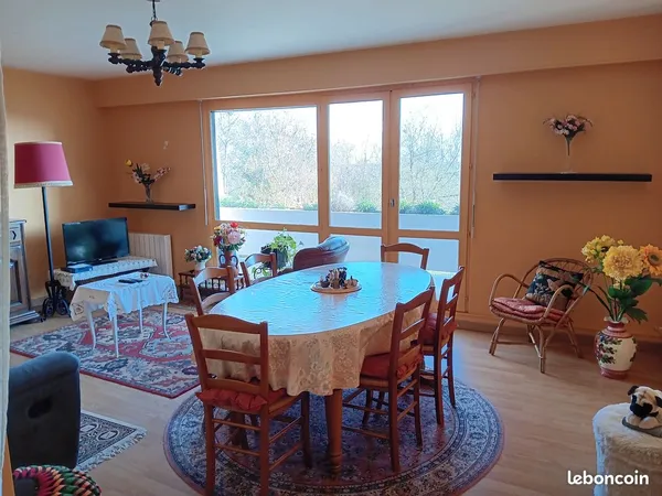 Bel appartement avec garage fermé à LA CHAUSSEE ST VICTOR 