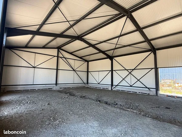 Local 135 m² LAMBALLE 