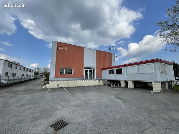Local d'activité 551 m² 