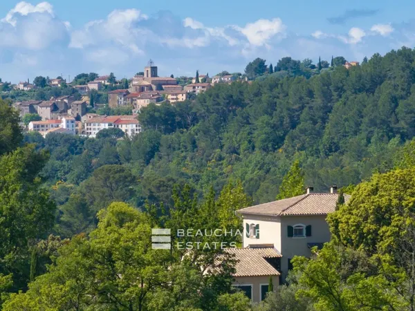 Propriété de charme avec vue sur le village de Flayosc 