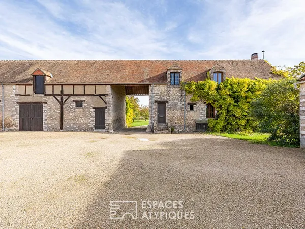 Charmant corps de ferme avec dépendances, piscine et parc paysager 