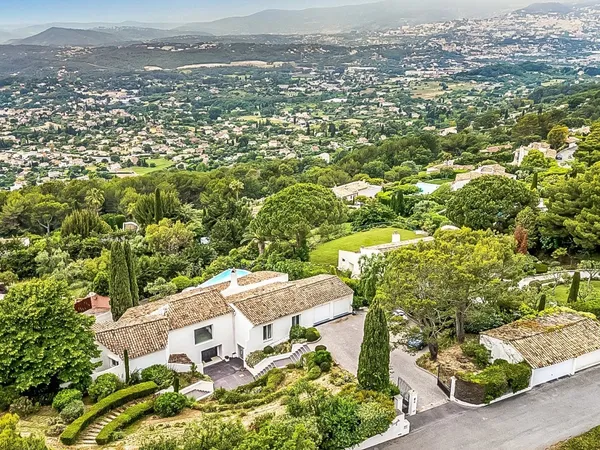 Proche Mougins, splendide villa dans domaine fermé à la vente 