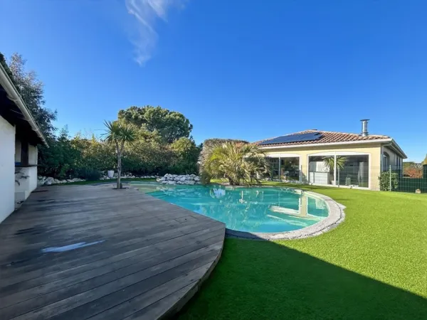 Maison contemporaine de plain-pied avec piscine 