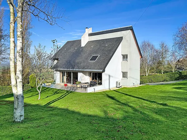 Maison d'architecte, 4 chambres et vie de plain pied, sur sous-sol, Gouezec 