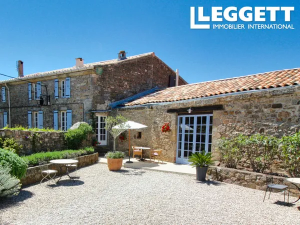 Château d?exception restauré avec maison de village mitoyenne. Chambres d?hôtes de charme proche 