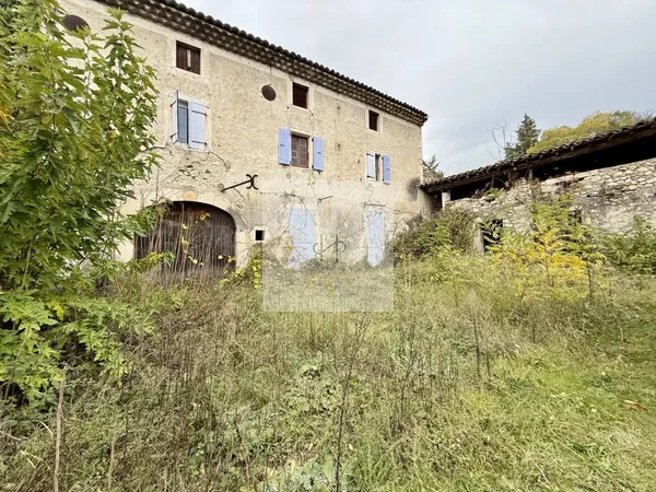 Maison en pierres, gros potentiel. 
