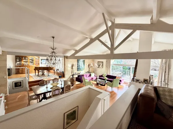 Maison 8 pièces 319 m² 