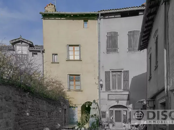 Maison de village sur place sans circulation. 