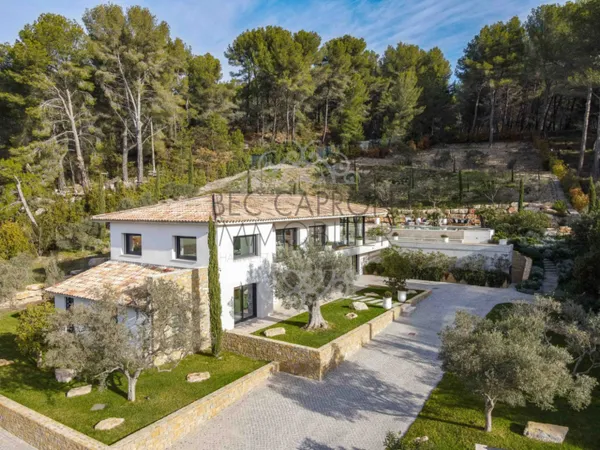 ÉGUILLES PROPRIETE CONTEMPORAINE ET PRESTATIONS HAUT DE GAMME 