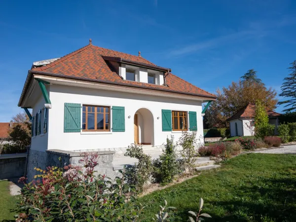 Villa rénovée avec piscine au chef-lieu 