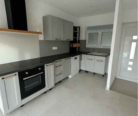 Maison rénovée 3 chambres avec terrasse, jardin et parking 