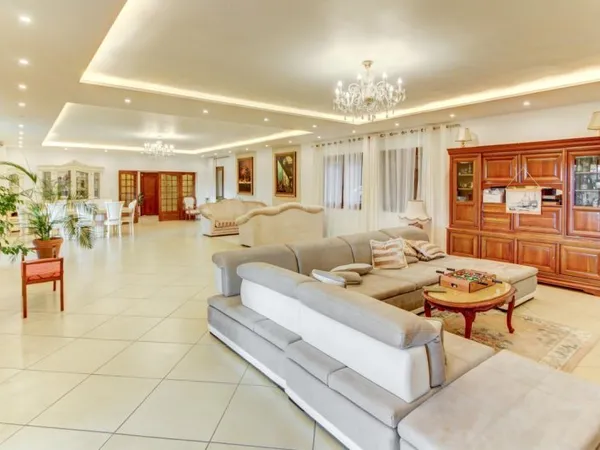 Propriété d’exception à La Colle-sur-Loup : Une oasis de 659 m² entre luxe et authenticité
