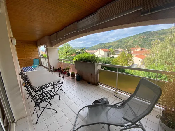 APPARTEMENT DE TYPE 3 + TERRASSE + BELLE VUE A TOURNON SUR R 