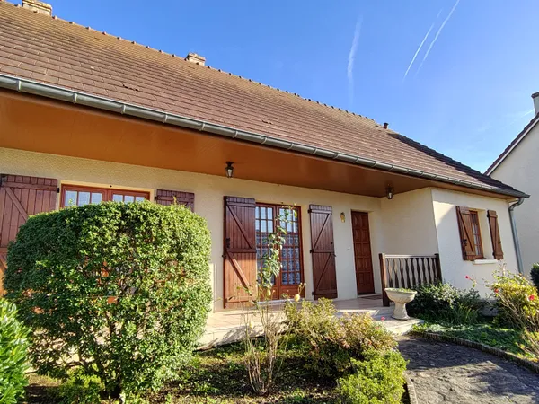 Maison en parfait état avec grand jardin arboré et sous-sol 