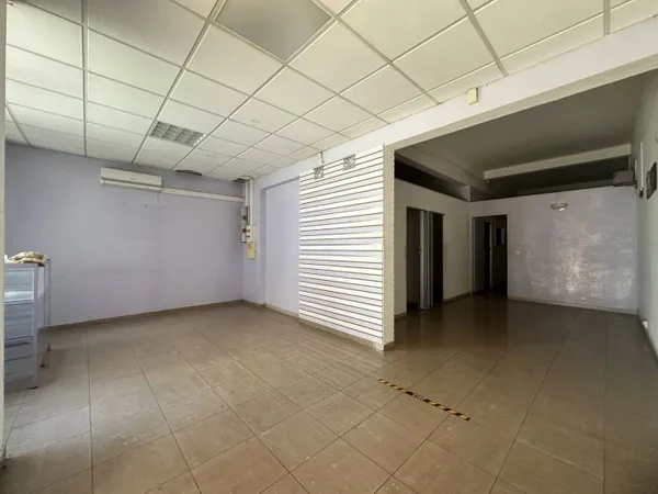 Local commercial 1 pièce 86 m² 