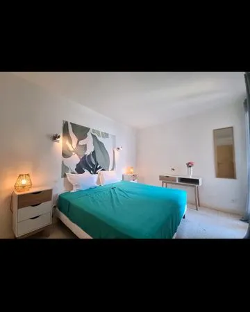 Chambre lumineuse et cosy en plein centre du village 