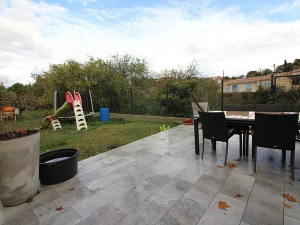 Sur parcelle de 750 m2. 