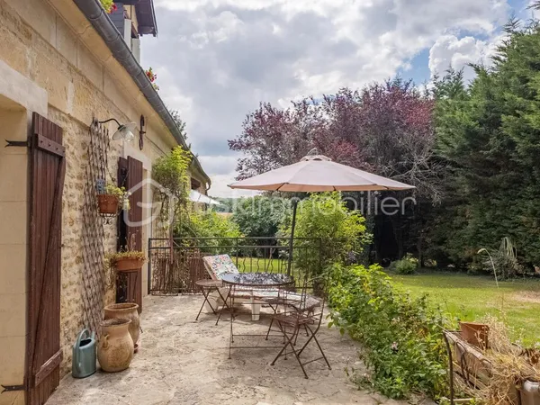 Magnifique longère de caractère avec beau terrain, véranda, annexes et grange sur la commune de 