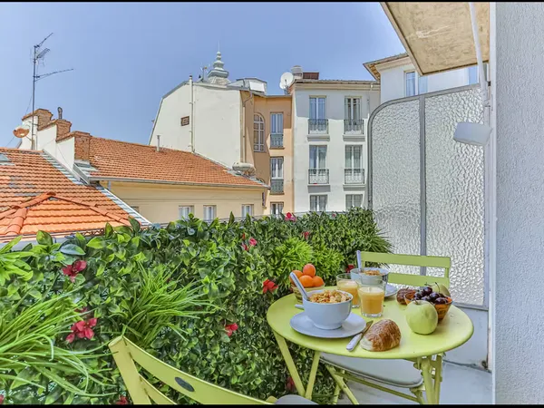 ETUDIANT UNIQUEMENT - Beau 1/2 pièce avec grande terrasse 