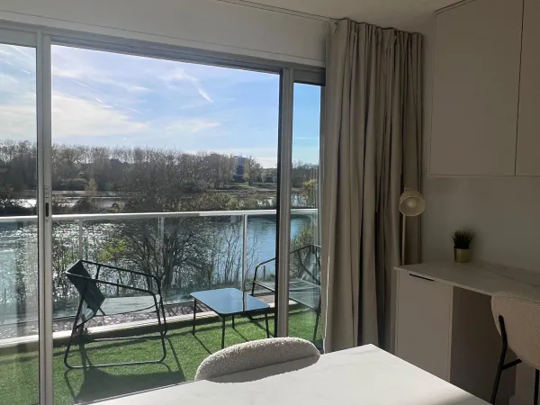 En avant-première - Location Studio meublé haut de gamme avec balcon, parking et vue Loire à 