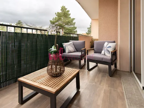 T3 traversant avec balcon - Confort, luminosité et performance énergétique 
