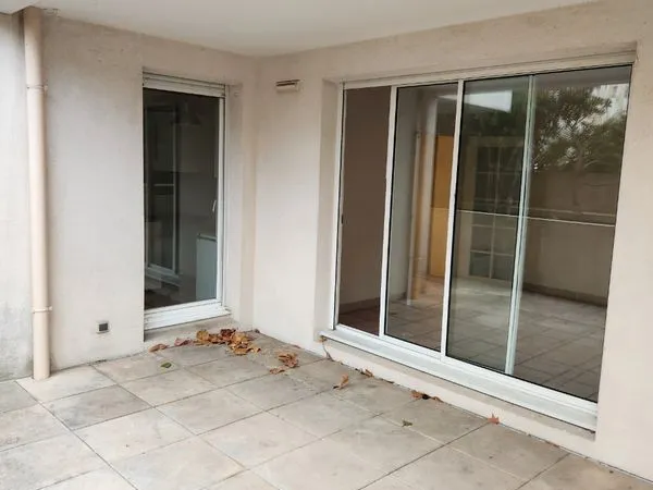 Loue t2 avec grande terrasse et garage fermé en sous-sol 