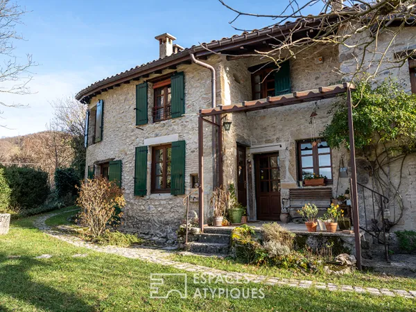Maison en pierre XIXe rénovée avec vue et vaste terrain arboré 