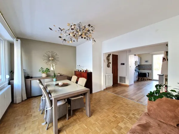 Prox. Orangerie, Beau 3 Pièces en étage, rénové, avec grands 