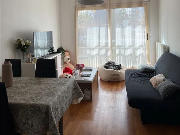 📍 Colocation fille uniquement - Chambre disponible dans un appartement lumineux et idéalement 