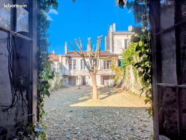 Grande échoppe de charme à rénover avec 250m2 jardin plein sud et dépendance 