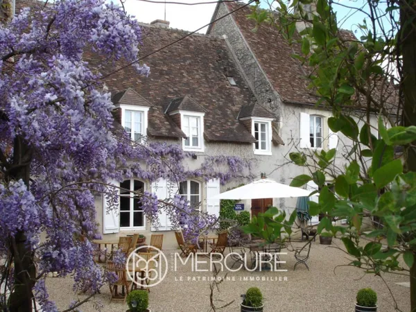 DEMEURE DE CHARME AU COEUR D'UN VILLAGE MEDIEVAL 