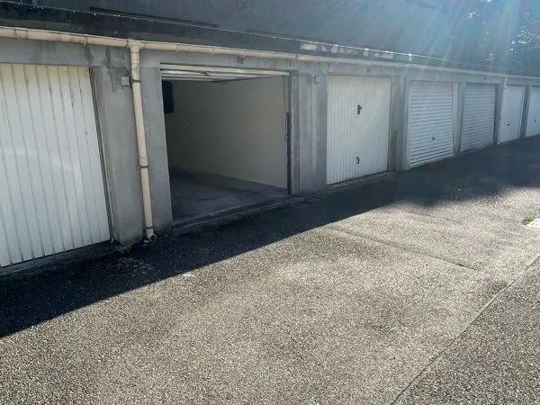 Box fermé 14,50 m2.Accès sécurisé par portail automatique 