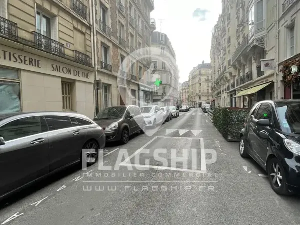 BOUTIQUE 31M2 / 17M2 RDC + 14M2 SS ACCESSIBLE PARIS 17E 