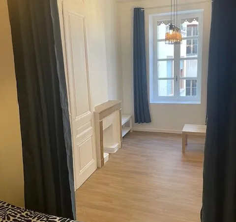 T1Bis Place St Louis/Lyon 7 (loué meublé) 785/mois CC 