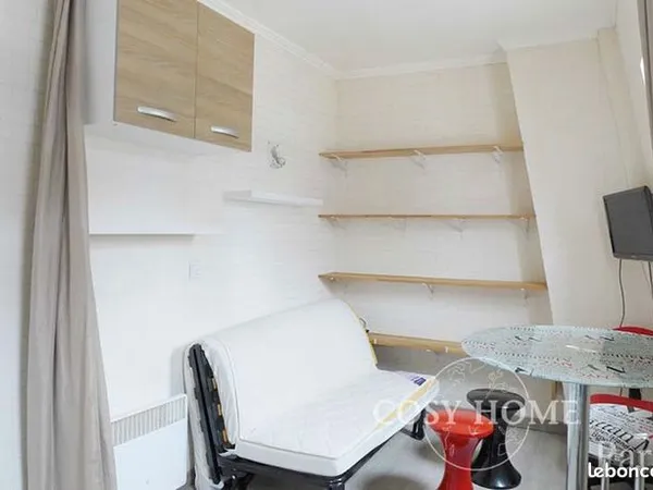 Studio 1 pièce 14 m² 