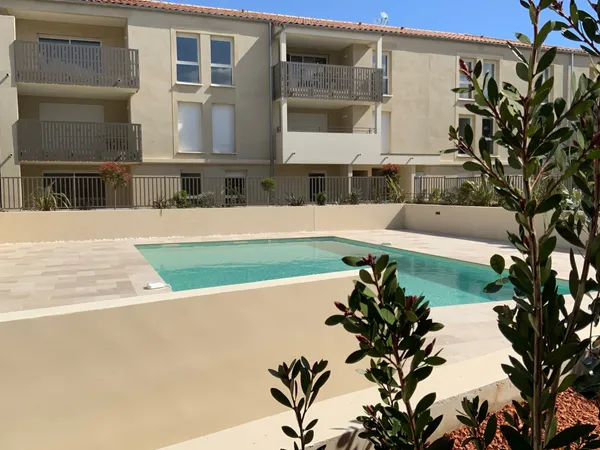 Dernier étage avec ascenseur dans résidence avec piscine Uzè 
