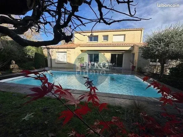 Maison 8 pièces 232 m² 