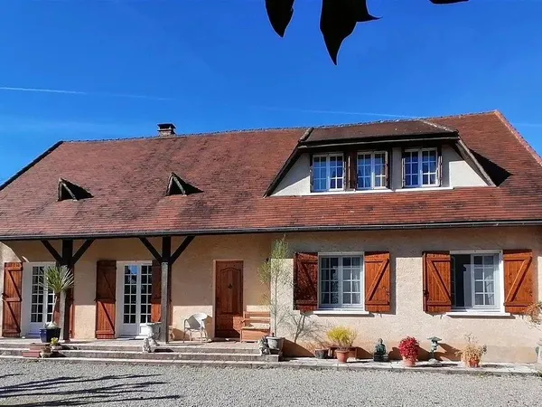 Charmante maison de 7 chambres avec annexe et piscine dans un endroit calme. 